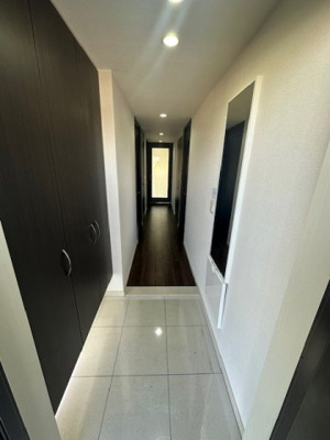 【玄関】 | 千里中央エアヒルズ | 脱いだ靴をすぐに片付けられるシューズボックス付きの玄関！木のぬくもりと白を基調とした清潔感のある空間です。