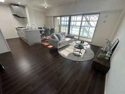 【居間・リビング】 | 千里中央エアヒルズ | 木目調のフローリングが、柔らかな印象を与えてくれています。※設置されている家具はディスプレイ用です。購入希望の際は、別途ご相談ください。