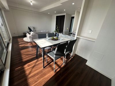 【居間・リビング】 | 千里中央エアヒルズ | 18.5帖のゆとりの広さを確保したLDK。お好きなインテリアを揃え、お好みのレイアウトでお楽しみいただけます！