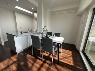 【キッチン】 | 千里中央エアヒルズ | ダイニングテーブルを設置し、ご家族揃ってお食事を楽しめます。対面式キッチンで、調理中のご家族とも会話が弾みますね！