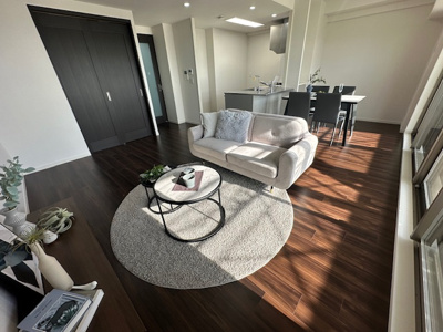 【居間・リビング】 | 千里中央エアヒルズ | ご家族が自然と集まりたくなる憩いのLDK。南西面から暖かい陽光が差し込む、明るく開放感溢れる空間です！