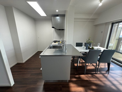 【居間・リビング】 | 千里中央エアヒルズ | お料理の配膳や片付けにも便利なカウンター付きのキッチン。椅子を置いて、ちょっとした休憩やティータイムも楽しめそうですね！