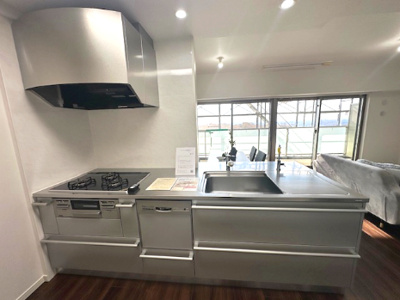 【キッチン】 | 千里中央エアヒルズ | 調理中でも大きなお鍋やフライパンなども取り出しやすいスライド式収納付き。収納豊富なキッチンは作業スペースを広くお使いいただけます。