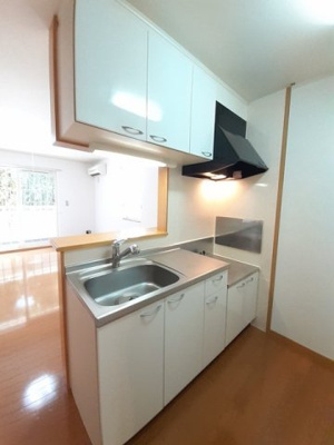 【キッチン】 | アルカディア山越 | コンパクトなキッチンで掃除もラクラク