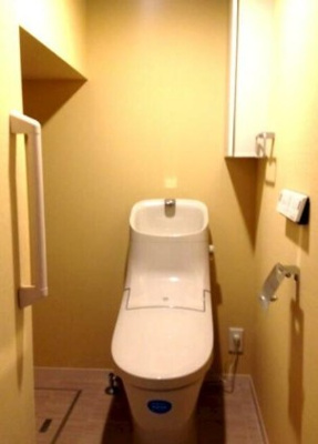 【トイレ】 | 清水３丁目戸建 | 温水洗浄便座。