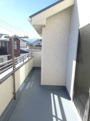 【バルコニー】 | 中古戸建　甲斐市篠原 | 外からの目が気にならないバルコニーで洗濯物が干せます