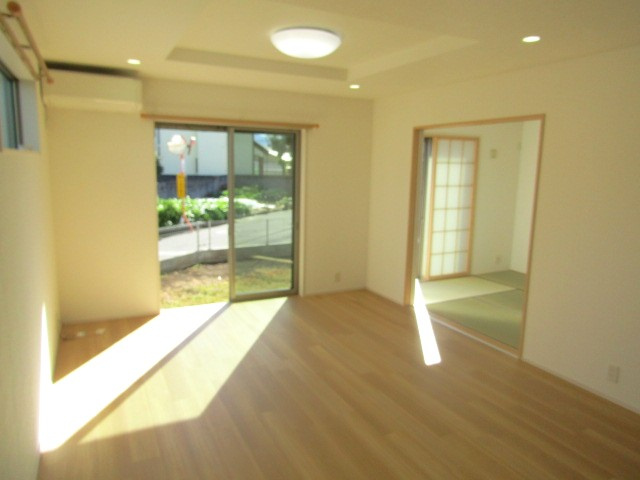 【居間・リビング】 | 中古戸建　甲斐市篠原 | こちらのリビングで趣味の時間をお楽しみください