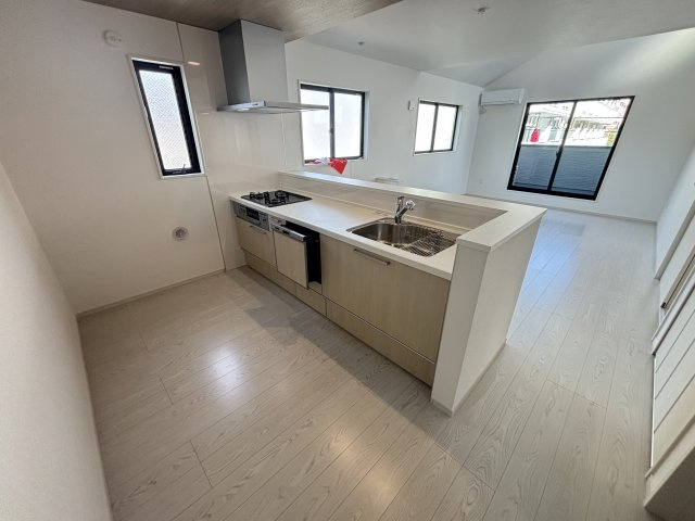 天白区一本松1期｜名古屋市の戸建ならホームアップの居間・リビング|陽射しが入り明るいリビング