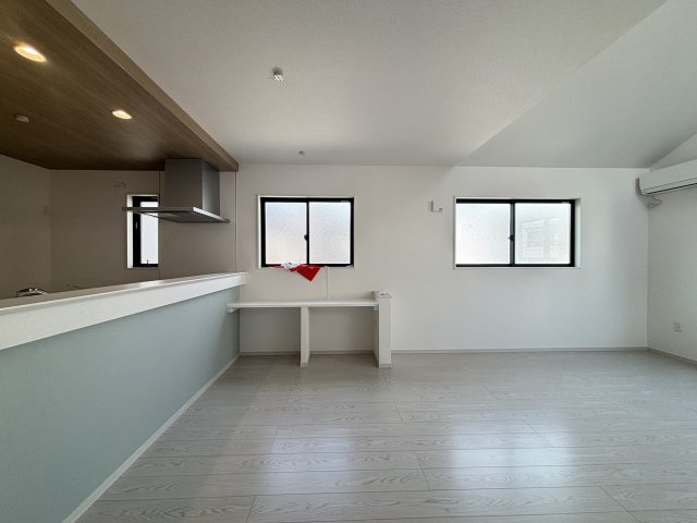 天白区一本松1期｜名古屋市の戸建ならホームアップの独立洗面台|三面鏡で朝の身支度に最適