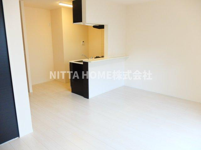 丹波篠山市宇土の賃貸マンションの居間・リビング|明るいリビングです◆