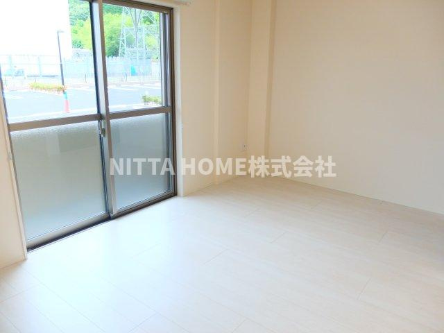 丹波篠山市宇土の賃貸マンションの居間・リビング|明るい室内です♪