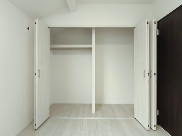 杉並区南荻窪2丁目の収納|2階6.3帖洋室　クローゼット
壁面には大容量のクローゼット付きです
各居室しっかりとした大きさの収納付
廊下や玄関ホールにも収納があり便利な仕様です