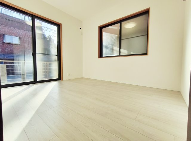 杉並区南荻窪2丁目の洋室|1階5.5帖洋室
1階居室も明るく快適にお過ごしいただけます
玄関横に設けられたテラスへこちらのお部屋からでも出入りできます