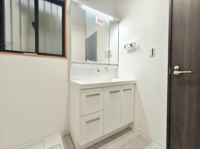 杉並区南荻窪2丁目の洗面所|明るく清潔感溢れる洗面スペース
毎日使う場所だからこそ、快適な空間となっております
水回りは全て新規交換済みで気持ちよくお使いいただけます