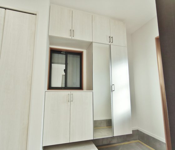 杉並区南荻窪2丁目の玄関|玄関にはご家族皆様の靴を収納いただけるシューズボックス完備
ミラー付きでお出かけ前の身だしなみチェックに便利です