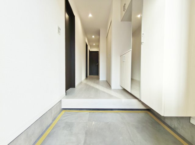 杉並区南荻窪2丁目の玄関|明るく迎えてくれる玄関スペース
