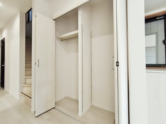 杉並区南荻窪2丁目|シューズボックスの他にも玄関収納付きです
豊富な収納が魅力的！