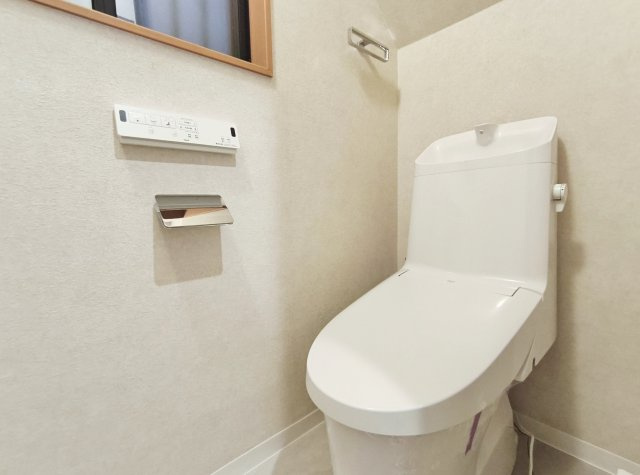 杉並区南荻窪2丁目のトイレ|トイレは1階・2階にそれぞれございます
温水洗浄暖房便座機能付
もちろん新規交換済みです！