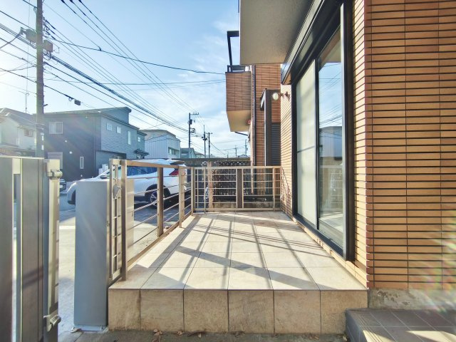 杉並区南荻窪2丁目のその他|玄関横にはテラスがございます♪♪
アウトドアリビング、お子様のプール遊び、ガーデニングなど多目的にお使いいただけます