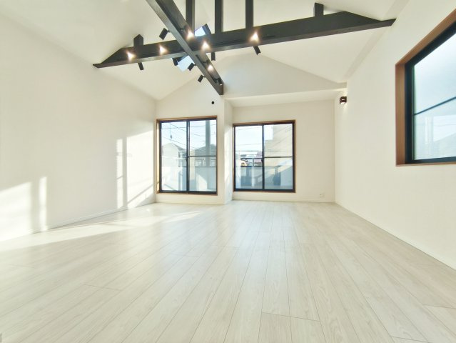 杉並区南荻窪2丁目の居間・リビング|室内大変綺麗にリノベーション完了しております♪♪
是非、実際に現地にてご見学ください
2階建　4LDK　カースペース並列2台付