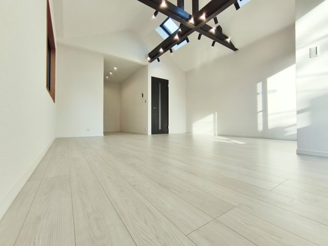 杉並区南荻窪2丁目の居間・リビング|勾配天井となっており開放感溢れるLDK！
広さもしっかり17.2帖ございます
デザイン性も高く家をお洒落にワンランクUPいたします