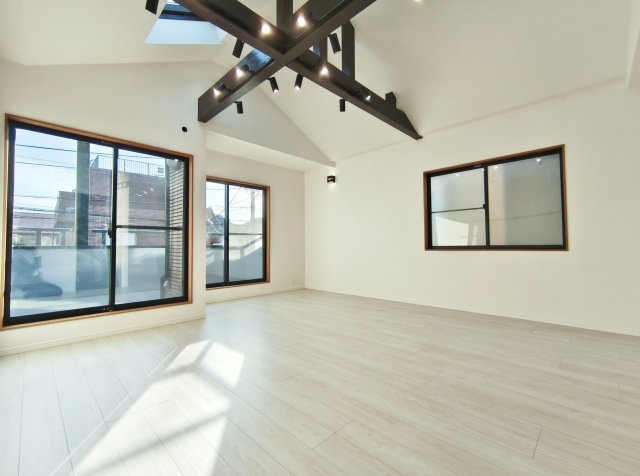 杉並区南荻窪2丁目の居間・リビング|通風・採光にも優れ、心地よい光と風があふれる 贅沢といえるほどの豊かな居住性
リビングから動線がつながるワイドバルコニは＋αのゆとりと開放感を演出します
リビングの延長スペースは多目的にお使い頂けます