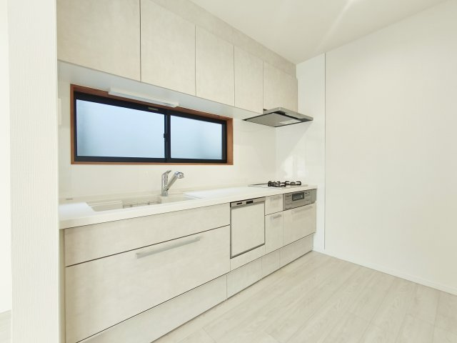 杉並区南荻窪2丁目のキッチン|食洗機・浄水器完備のシステムキッチン　新規交換
キッチン収納も十分なボリュームがあり、ついつい増えてしまう調理器具や食材もスッキリと収まります♪♪