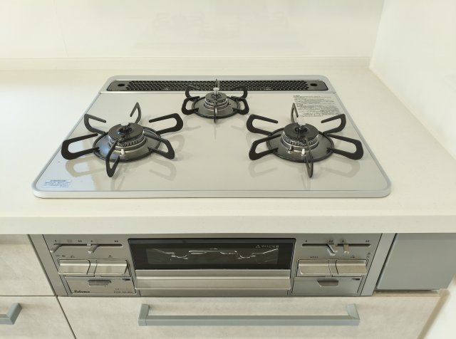 杉並区南荻窪2丁目のキッチン|強さと美しさを兼ね備えたガラストップコンロでお手入れ簡単♪ 