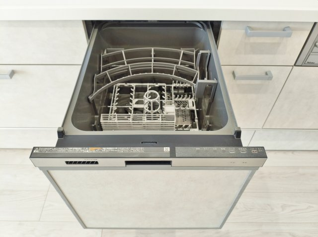 杉並区南荻窪2丁目のキッチン|食後の片づけに便利な食器洗乾燥機が標準装備です 時間が有効活用でき、節水にもなります