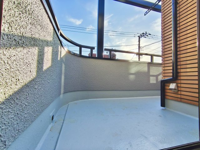 杉並区南荻窪2丁目のバルコニー|南向きのワイドバルコニー付
陽当り良好でお洗濯物もしっかりと乾きます
周辺には高い建物もなく眺望も良好です