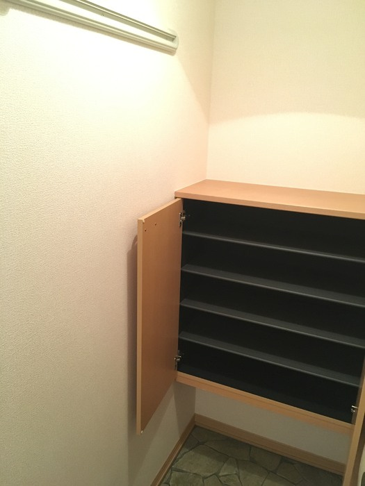 メゾンクオーレ Ｂの玄関|シューズボックス