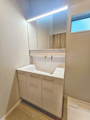 【独立洗面台】 | 吹田市寿町2丁目、新築戸建て | 【現地モデルハウス写真】洗面♪
洗面台は、ワイド3面鏡が標準仕様♪
