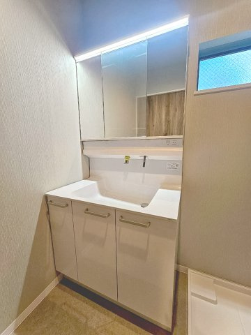 【独立洗面台】 | 吹田市寿町2丁目、新築戸建て | 【現地モデルハウス写真】洗面♪
洗面台は、ワイド3面鏡が標準仕様♪