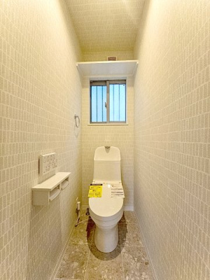 【トイレ】 | 吹田市寿町2丁目、新築戸建て | 【現地モデルハウス写真】トイレ♪
１階と2階にございます♪