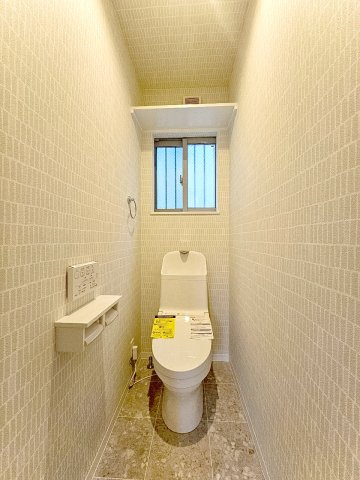 【トイレ】 | 吹田市寿町2丁目、新築戸建て | 【現地モデルハウス写真】トイレ♪
１階と2階にございます♪