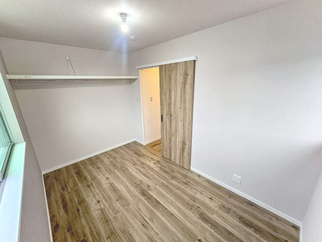 【洋室】 | 吹田市寿町2丁目、新築戸建て | 【現地モデルハウス写真】洋室♪
クローゼット付き洋室♪