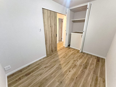 【洋室】 | 吹田市寿町2丁目、新築戸建て | 【現地モデルハウス写真】洋室♪
クローゼット付き洋室♪