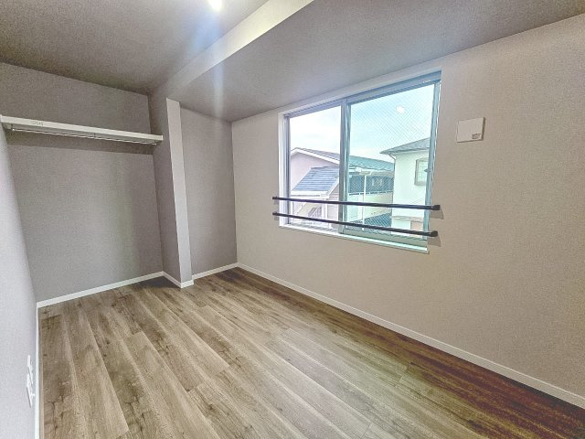 【洋室】 | 吹田市寿町2丁目、新築戸建て | 【現地モデルハウス写真】洋室♪
クローゼット付き洋室♪