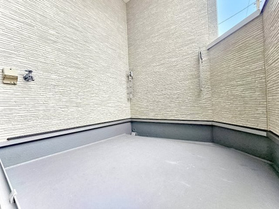 【バルコニー】 | 吹田市寿町2丁目、新築戸建て | 【現地モデルハウス写真】
陽当たり、風通し良好です♪
水栓もあります！