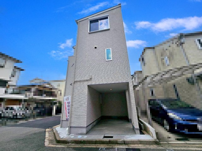 【外観】 | 吹田市寿町2丁目、新築戸建て | 【現地写真】
希少な角地♪
前面道路、南西4.8ｍ、北西5.4ｍ！