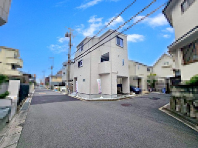 【外観】 | 吹田市寿町2丁目、新築戸建て | 【現地写真】
希少な角地♪
前面道路、南西4.8ｍ、北西5.4ｍ！