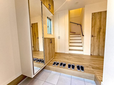 【玄関】 | 吹田市寿町2丁目、新築戸建て | 【現地モデルハウス写真】玄関♪
大容量のシューズボックス付き♪