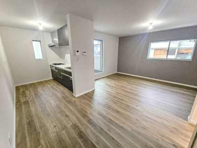 【居間・リビング】 | 吹田市寿町2丁目、新築戸建て | 【現地モデルハウス写真】リビング♪
日当たり良好！