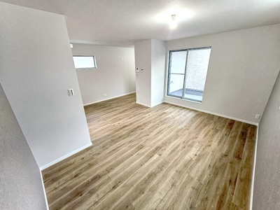 【居間・リビング】 | 吹田市寿町2丁目、新築戸建て | 【現地モデルハウス写真】リビング♪
日当たり良好！