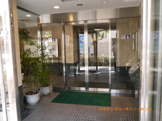 【その他共用部分】 | 清潔感と歓迎感があるエントランスホールとなります。