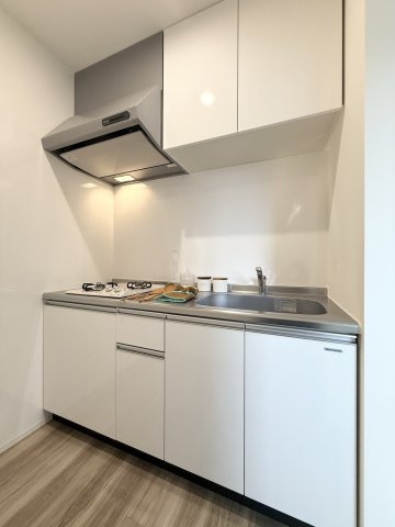 メゾングレイス上津のキッチン|白いきれいなシステムキッチン。収納もできて助かります