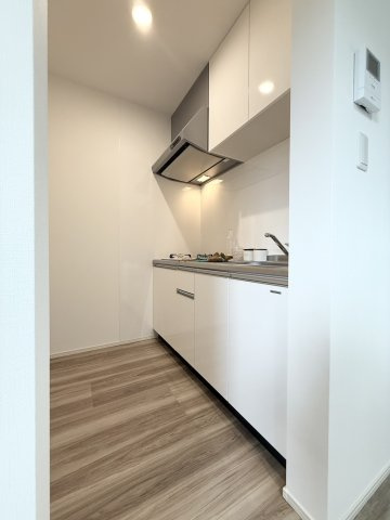 メゾングレイス上津の居間・リビング|独立されたキッチン空間