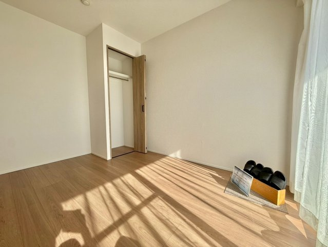 パーク・エステート上板橋の洋室|木目調で落ち着いた雰囲気の内装は、どんなインテリアにも合わせやすいデザイン。