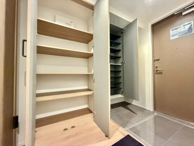 パーク・エステート上板橋の収納|玄関横にはシューズボックスがついているため、片付いた玄関がキープできます！