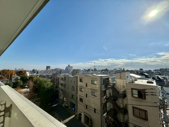 パーク・エステート上板橋の展望|大きな空に包まれて、太陽の光をたっぷりと浴びながら過ごす毎日は、自然と家族の笑顔で溢れます。